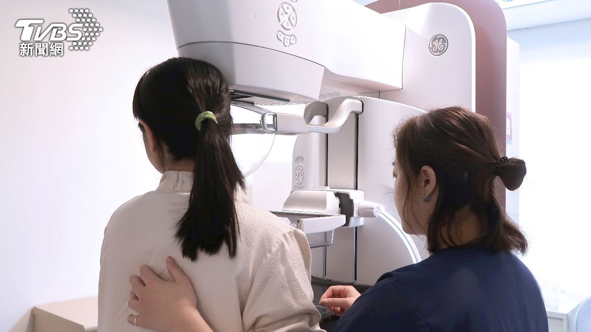 醫師建議女性應定期接受乳房檢查。（圖／TVBS）