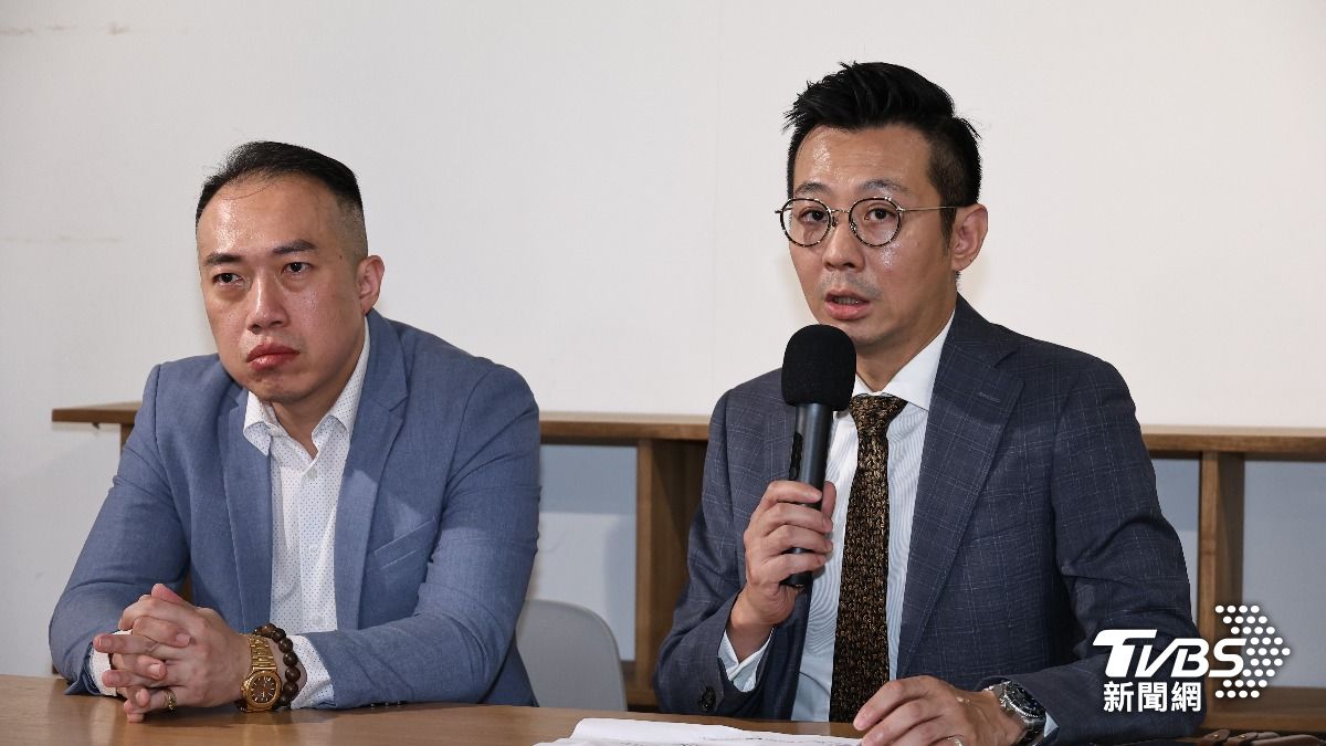 安哥在律師陪同下召開記者會。(圖/張哲鳴攝)