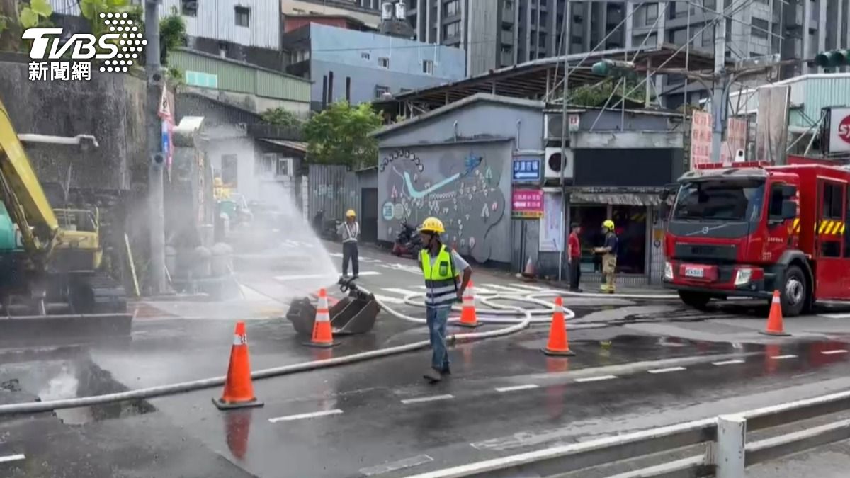 基隆市源遠路209號有施工人員不慎挖破瓦斯管線。（圖／TVBS）