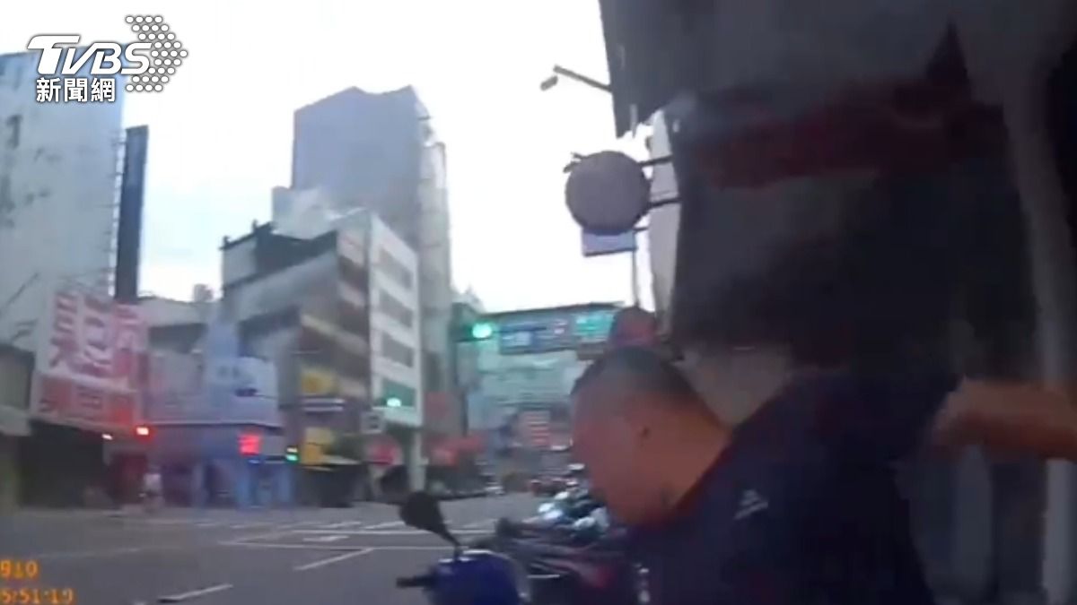 男子動手打傷女警,反被警方壓制。(圖/TVBS)
