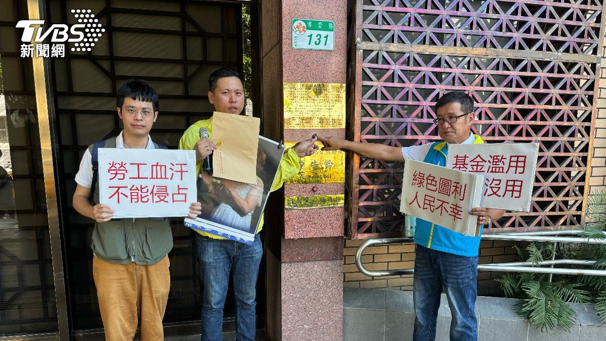 新黨按鈴告發前勞動部長許銘春涉嫌圖利。（圖／新黨提供）