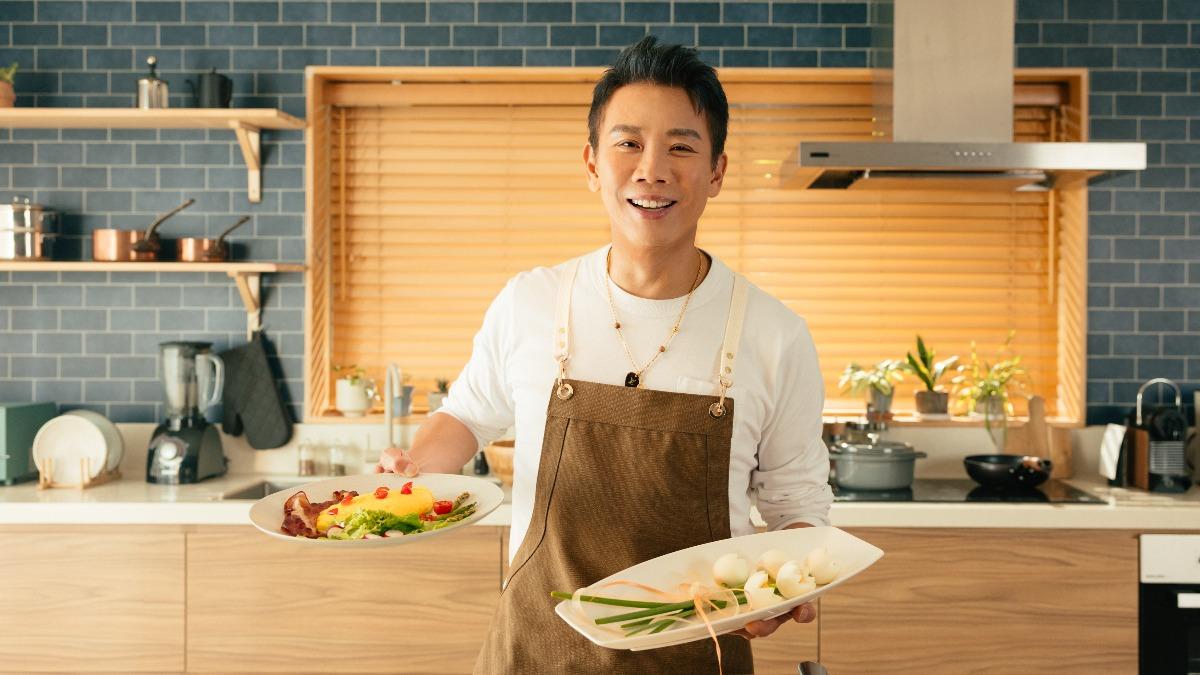 陶喆在MV裡飾演美食節目主持人。(圖/偉大文化提供)
