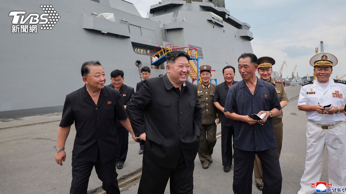北韓最高領導人金正恩視察海軍新型驅逐艦「崔賢號」。(圖/達志影像美聯社)