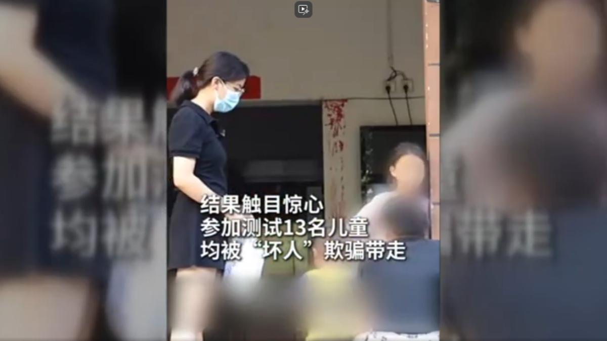 喬裝警以「你媽媽讓我接你」、「帶你買好吃的」成功拐童上車。(圖/雲南警方)