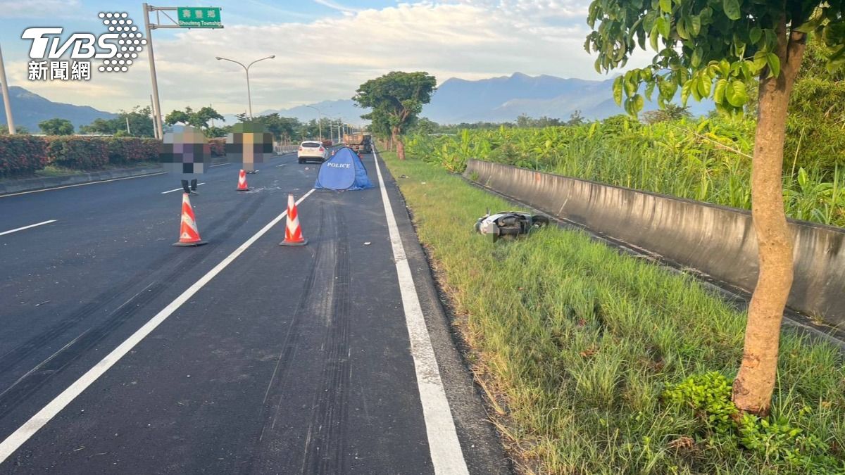 騎士疑自撞彈飛，遭砂石車輾過亡。（圖／TVBS）