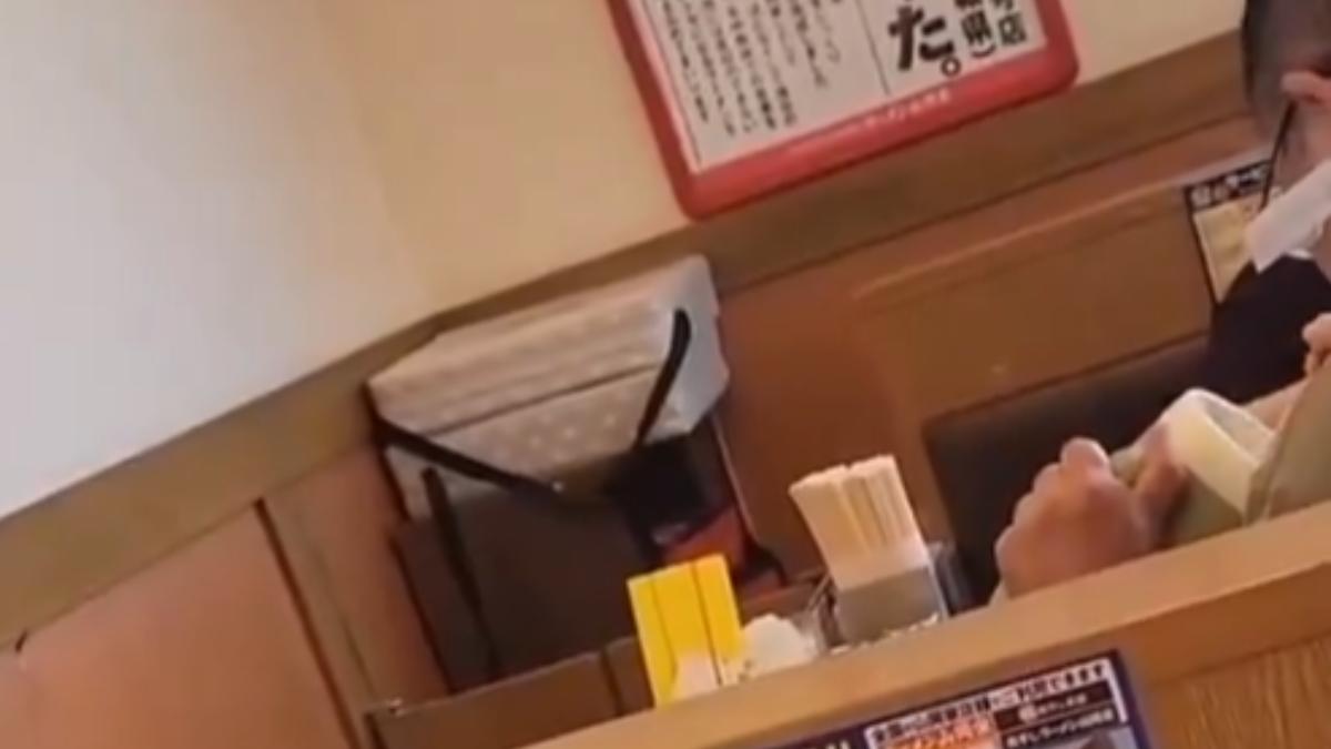 拉麵店噁心一幕!男對公用水壺做「這事」 網嚇:不敢喝了