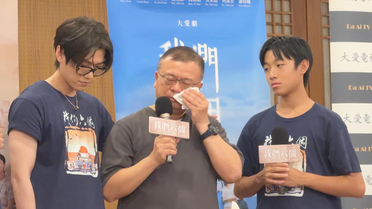 林作逸(中)直播中淚崩。(圖/大愛提供)