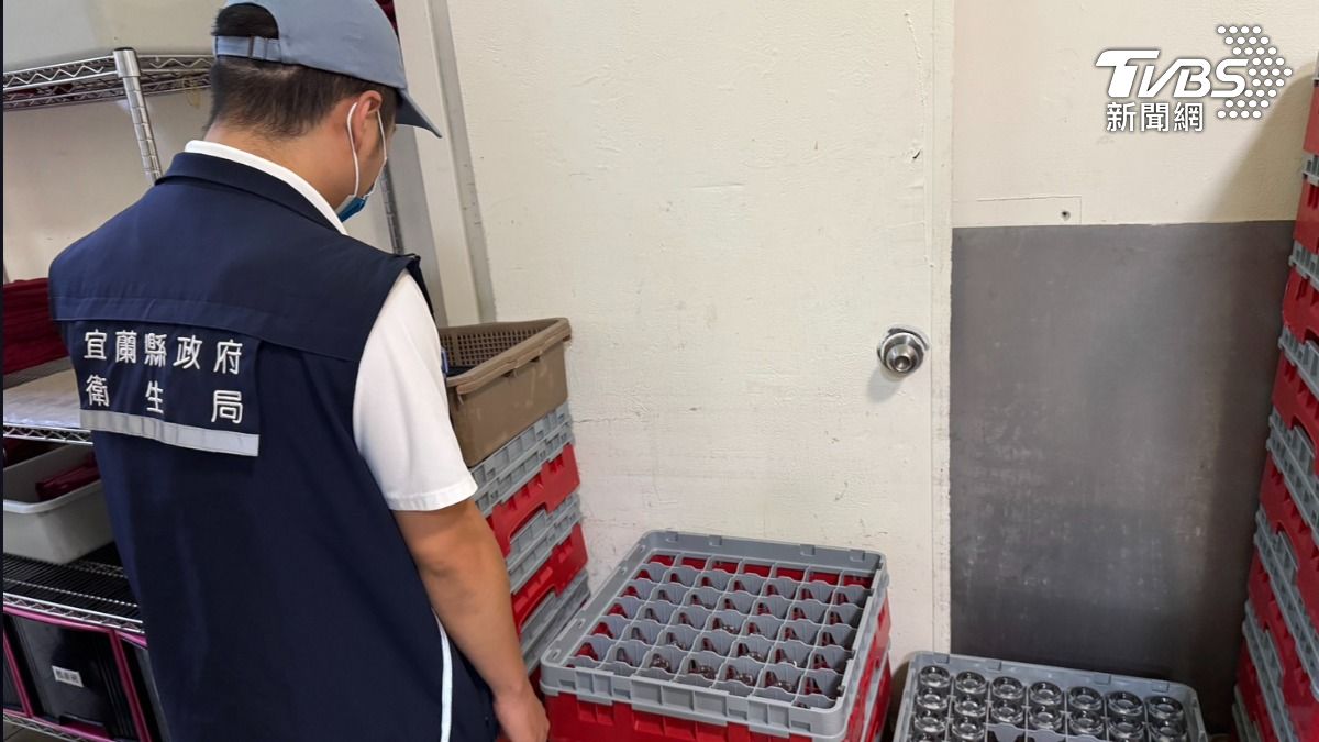 宜蘭衛生局確認餐具已清洗乾淨,用餐區與製備區符合衛生管理。(圖/TVBS)