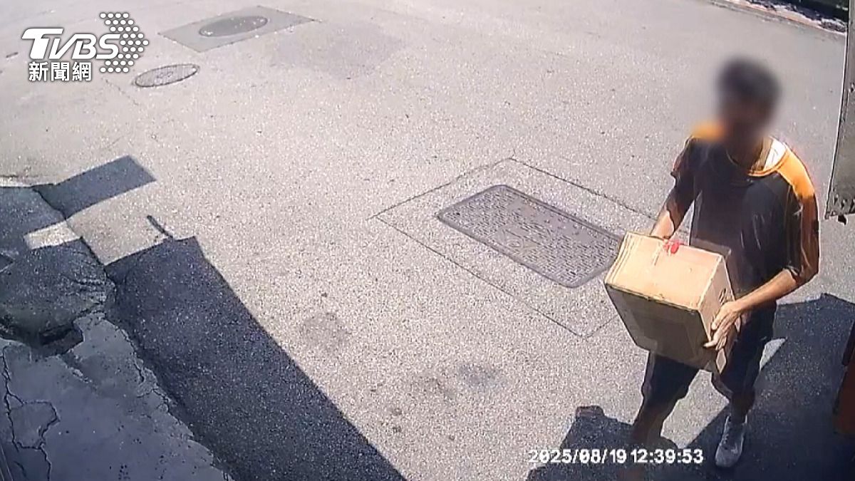 價值7680元的64隻貓咪盲盒公仔剛由貨運司機送達店門口。(圖/店家提供)