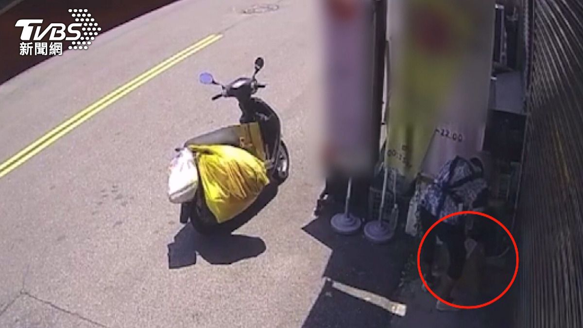 一名騎機車的阿婆經過,彎腰將箱子搬上車,硬生生塞到腳踏墊上後騎走。(圖/店家提供)