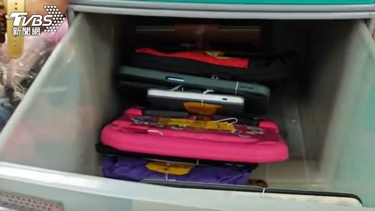 桃園機場遺失物招領處無人認領的平板。(圖/TVBS)