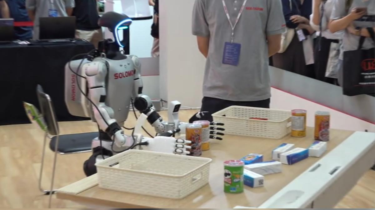 所羅門推出可聲控人形機器人,吸引觀展人員。(圖/TVBS )