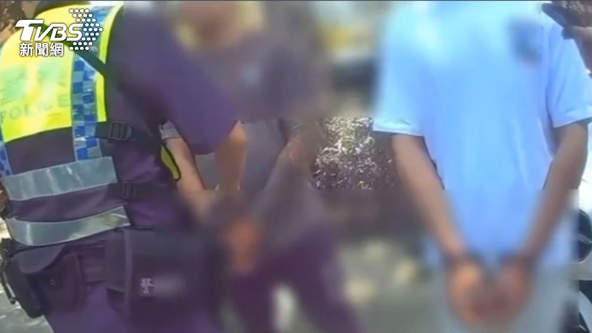 三名惡煞當街拿球棒打人,被依現行犯上銬逮捕。(圖/TVBS)