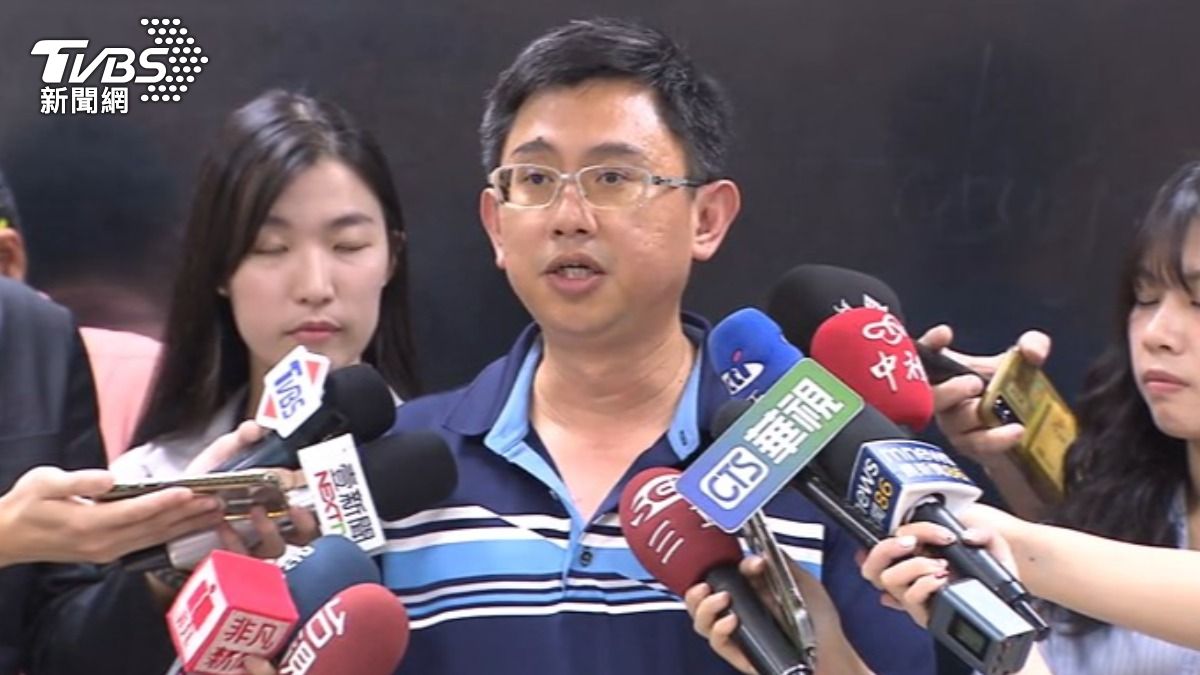校長回應,該公民老師僅是為了課程順利才調查,問卷部分已經回收銷毀。(圖/TVBS)