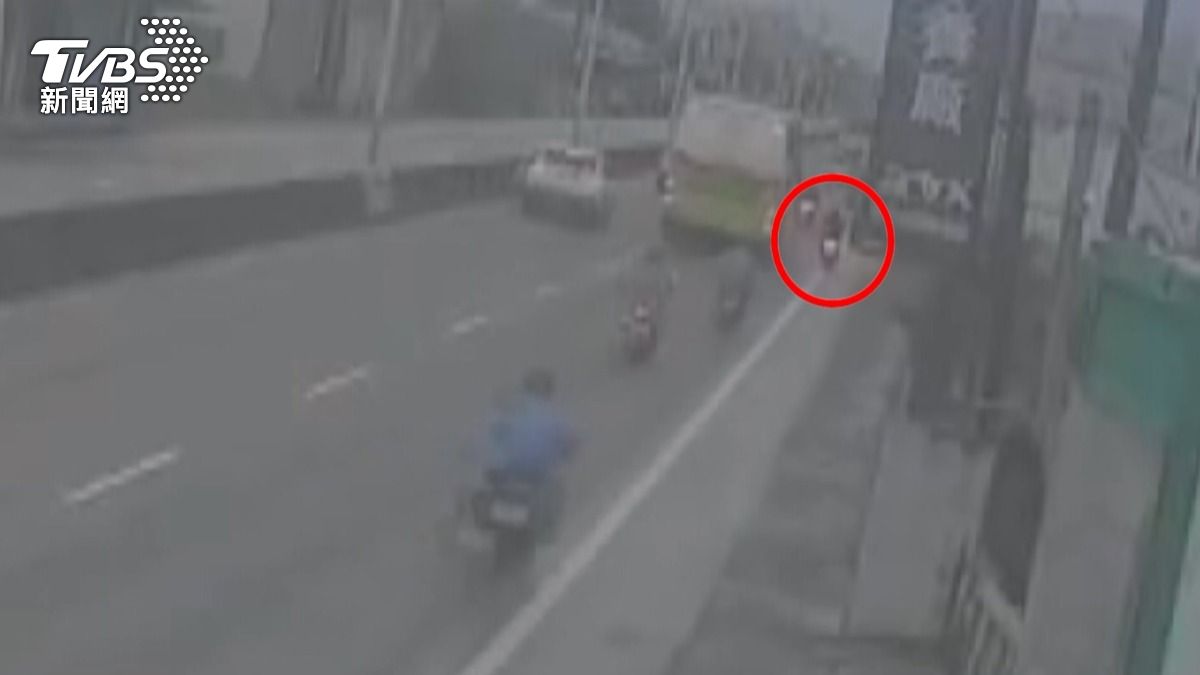 有車!騎士疑閃避路邊車輛失控自摔,慘遭同向大客車奪命。(圖/TVBS)