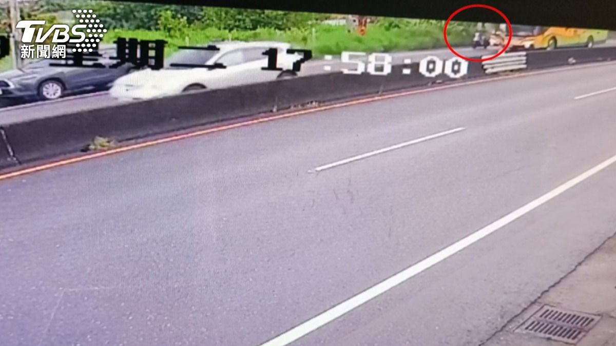 莊姓騎士疑似為閃避停在路旁自小客車,向左方閃避,遭同向大客車右後輪輾過頭部致死。(圖/TVBS)