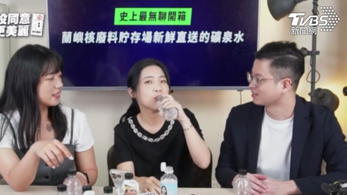前民進黨議員候選人陳聖文,送核廢料水赴國民黨,立委徐巧芯飲用4瓶。(圖/國民黨)