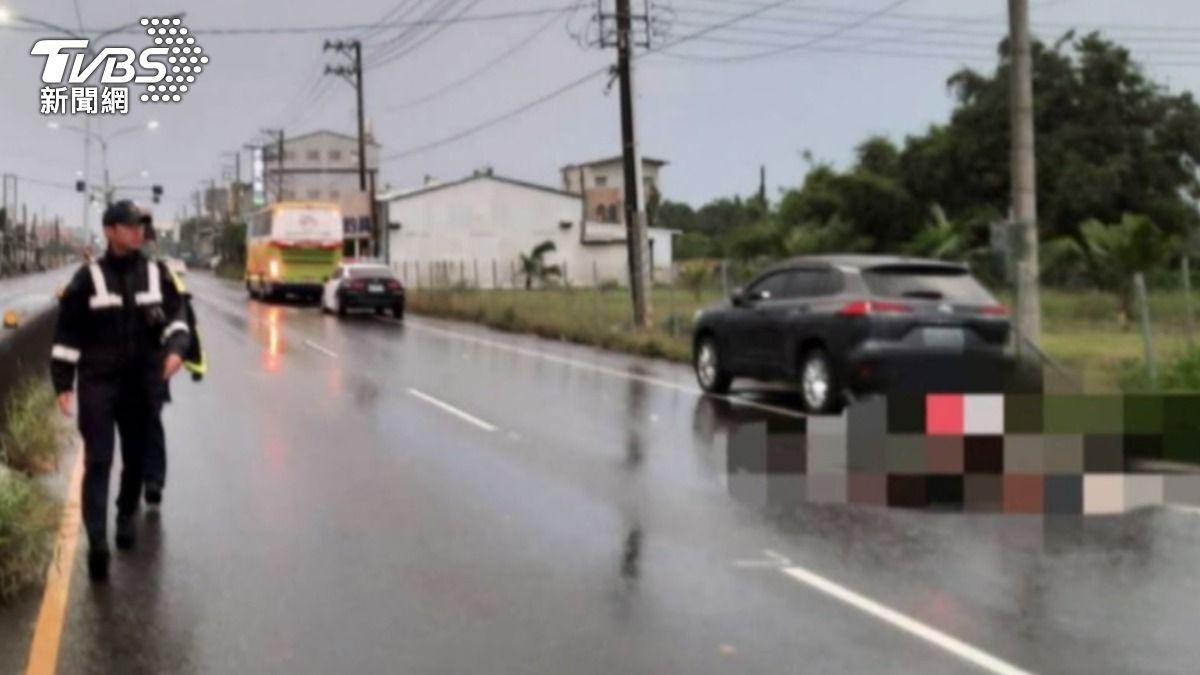 事發現場的省道雖然筆直,但當時有一輛車停在電線桿旁邊,導致道路限縮。(圖/TVBS)
