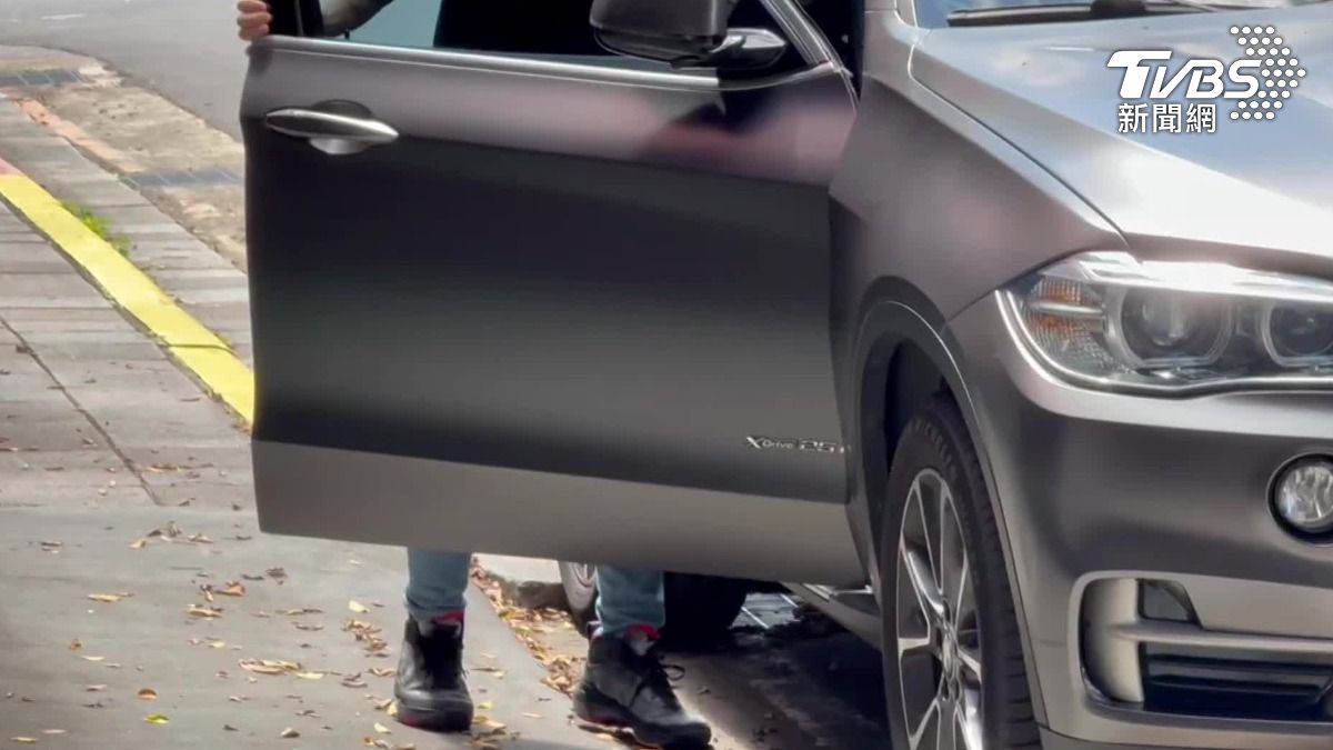 超速扣牌,新車掉價試駕者全賠。(圖/TVBS)