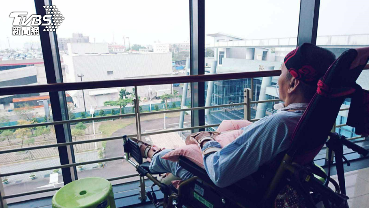 年邁父親重癱臥床,住在嘉基附設的保健照護中心9年多,平時要靠鼻胃管進食,但從2年前開始出現高血鈉症狀(圖/TVBS)