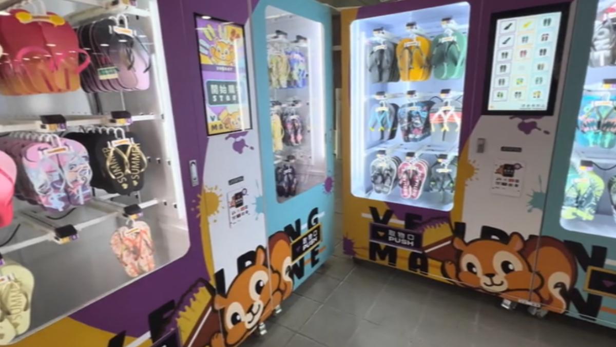 台中捷運台中高鐵站也有新奇販賣機，販售海灘鞋。（圖／TVBS）