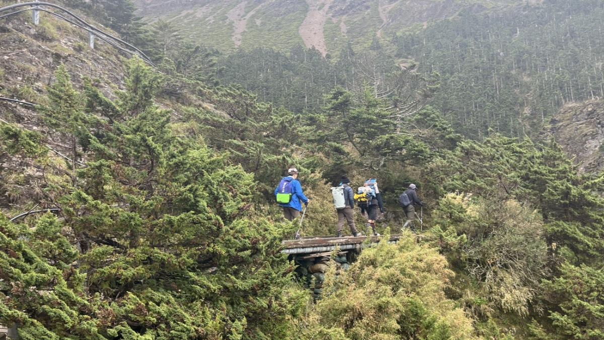 玉山有民眾遭到雷擊受傷,救援人員趕緊出發。(圖/玉管處提供)