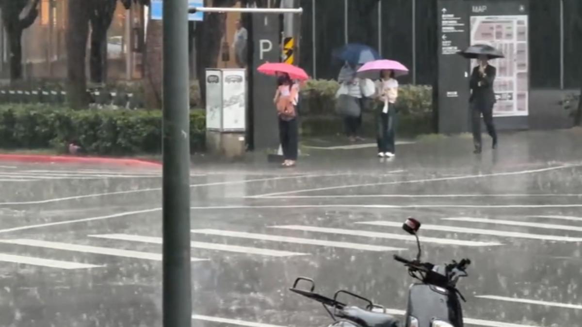 20日下午18個縣市地區都有午後雷陣雨的情況。(圖/TVBS)