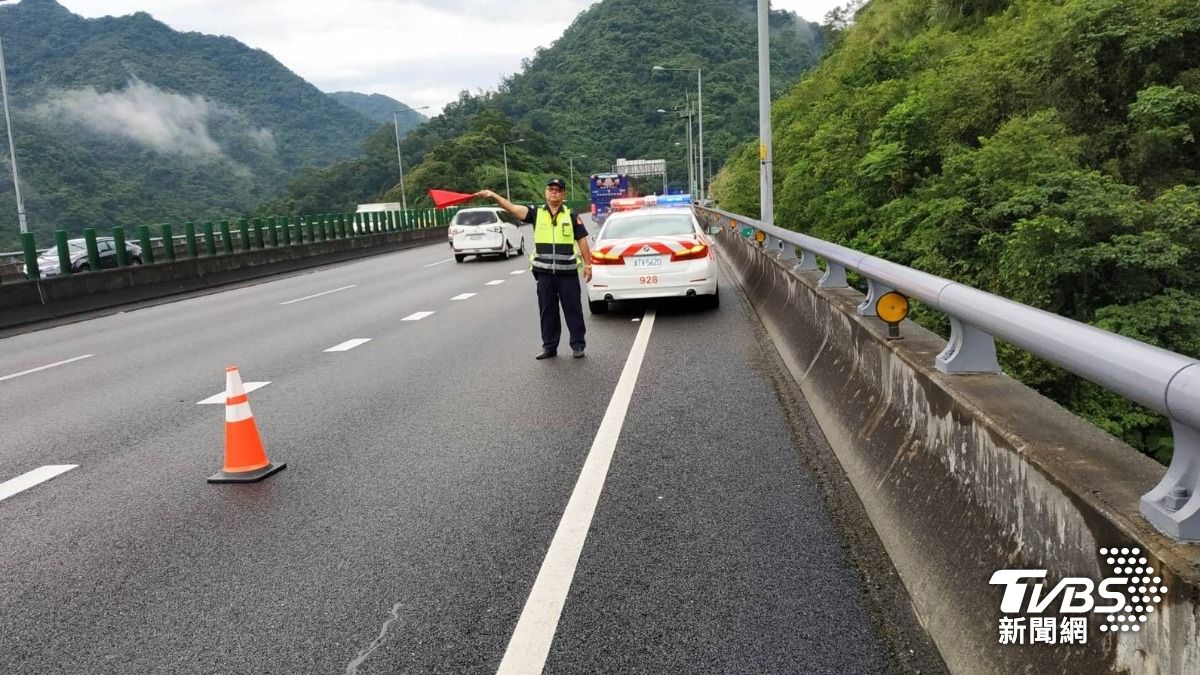 國道警方執行勤務畫面。（圖／TVBS）
