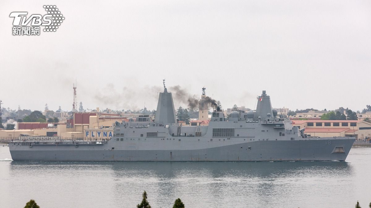 美軍艦沖繩外海失火!艦首冒煙傷亡不明 求助日方喊「有危險物」