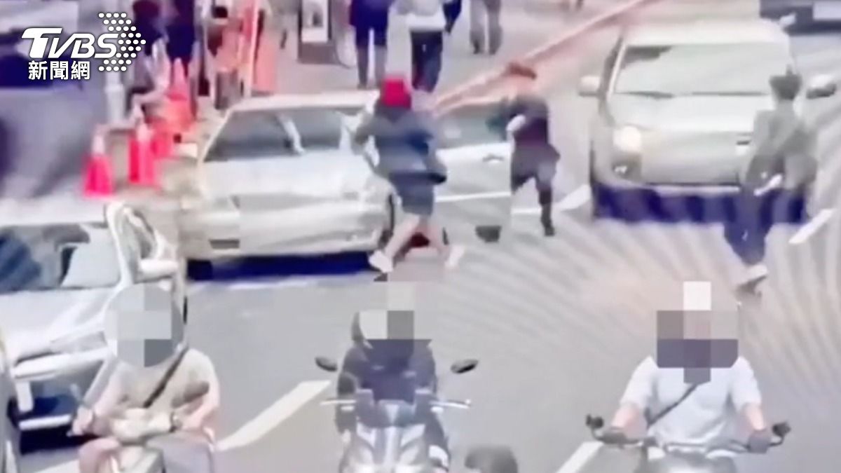 2男涉嫌網路賣毒,萬華街頭遭警逮。(圖/TVBS)