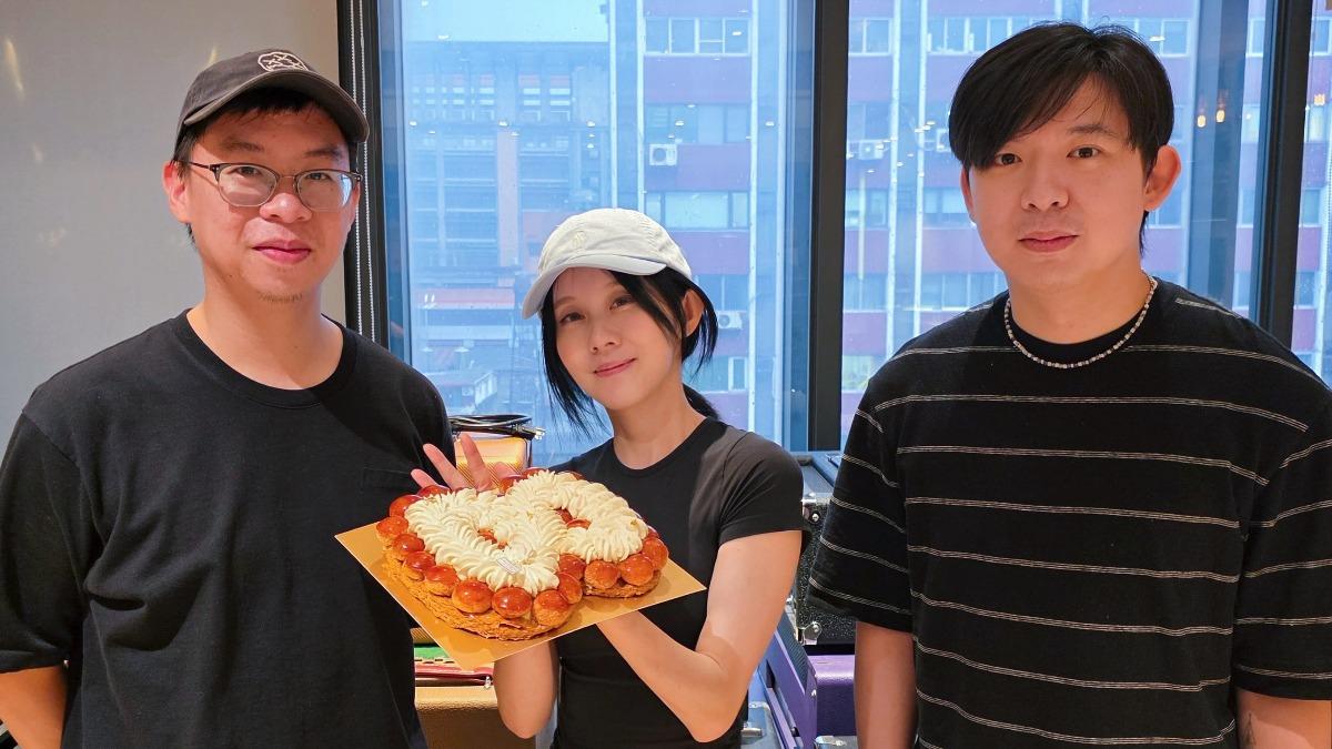 白安《星期八》錄音殺青日,恰巧也是製作人陳信伯(右)與錄音師蔡周翰生日。(圖/相信音樂提供)