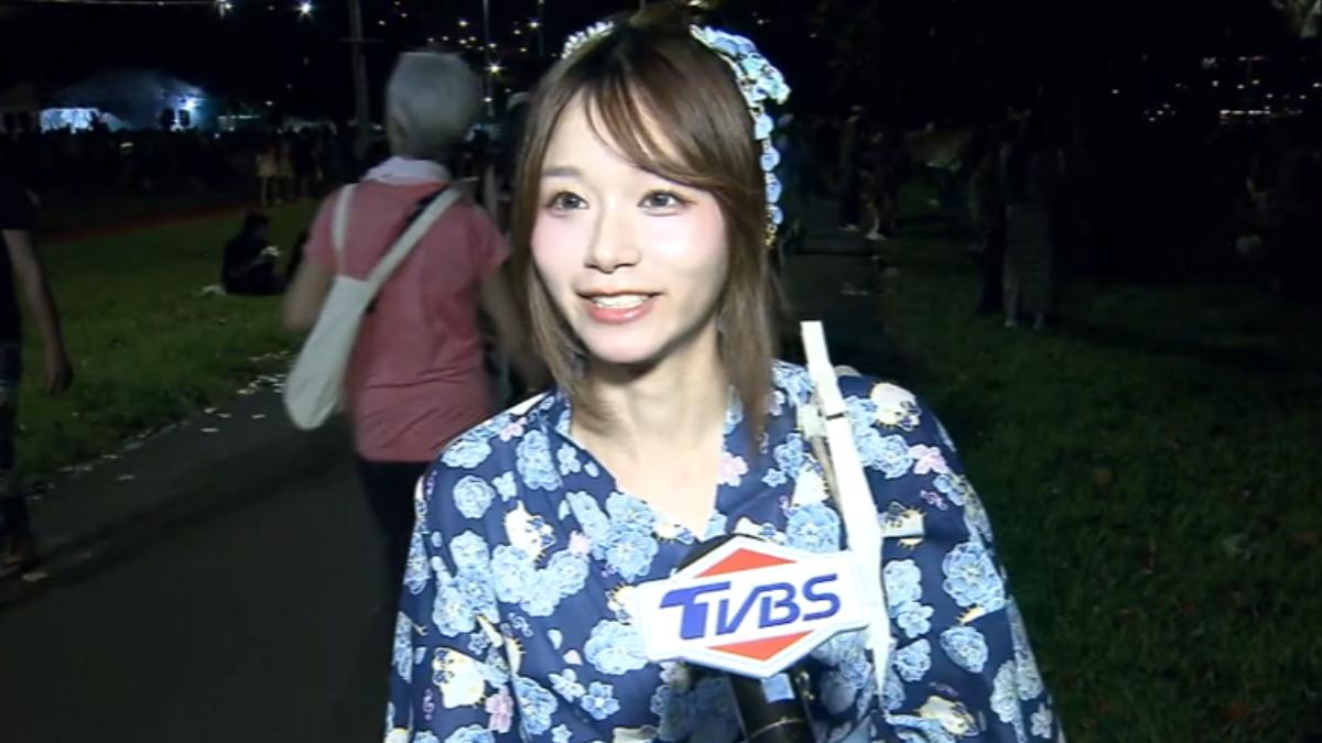 大稻埕人潮如沙丁魚,民眾大讚煙火秀相當震撼。(圖/TVBS)