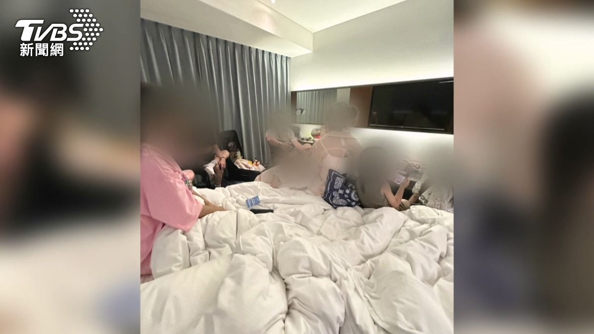旅客在房內討論是否該逃跑。（圖／當事人提供）