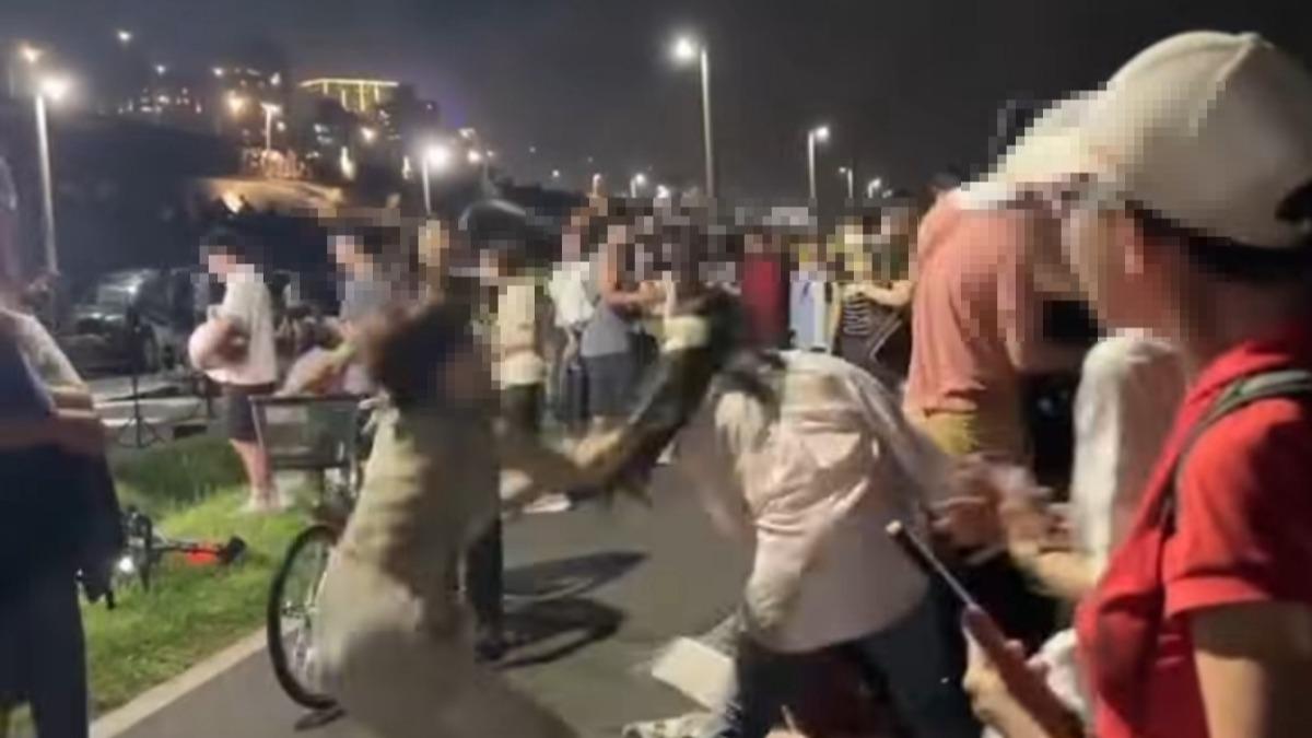 大稻埕煙火爆全武行！新北3男女當街揮拳「頭髮被扯下」誇張畫面曝