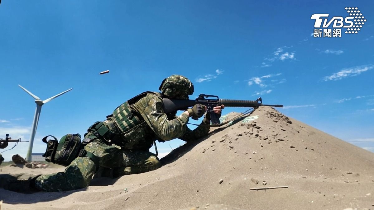 野戰靶場射擊訓練，官兵使用T65K2步槍與M249班用機槍進行實彈射擊。(圖／TVBS)