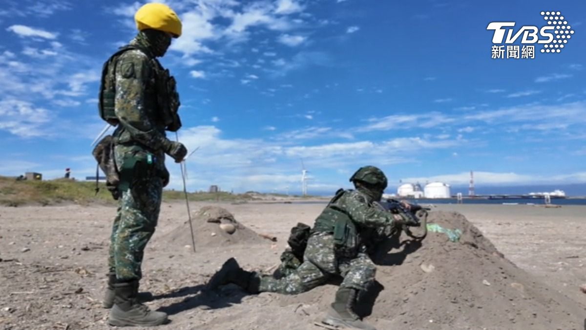 野戰靶場射擊訓練，並無使用射擊輔具，而是要求官兵應用地物調整射擊姿勢，自由選擇標靶射擊。(圖／TVBS)