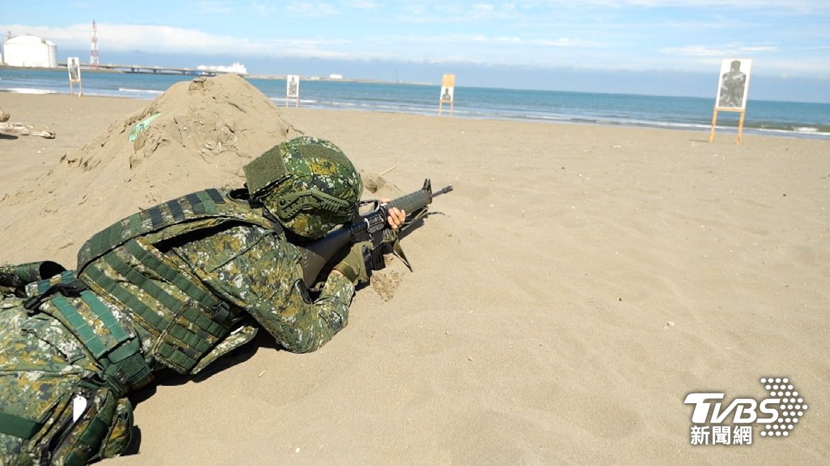 野戰靶場射擊訓練，並無使用射擊輔具，而是要求官兵應用地物調整射擊姿勢，自由選擇標靶射擊。(圖／TVBS)