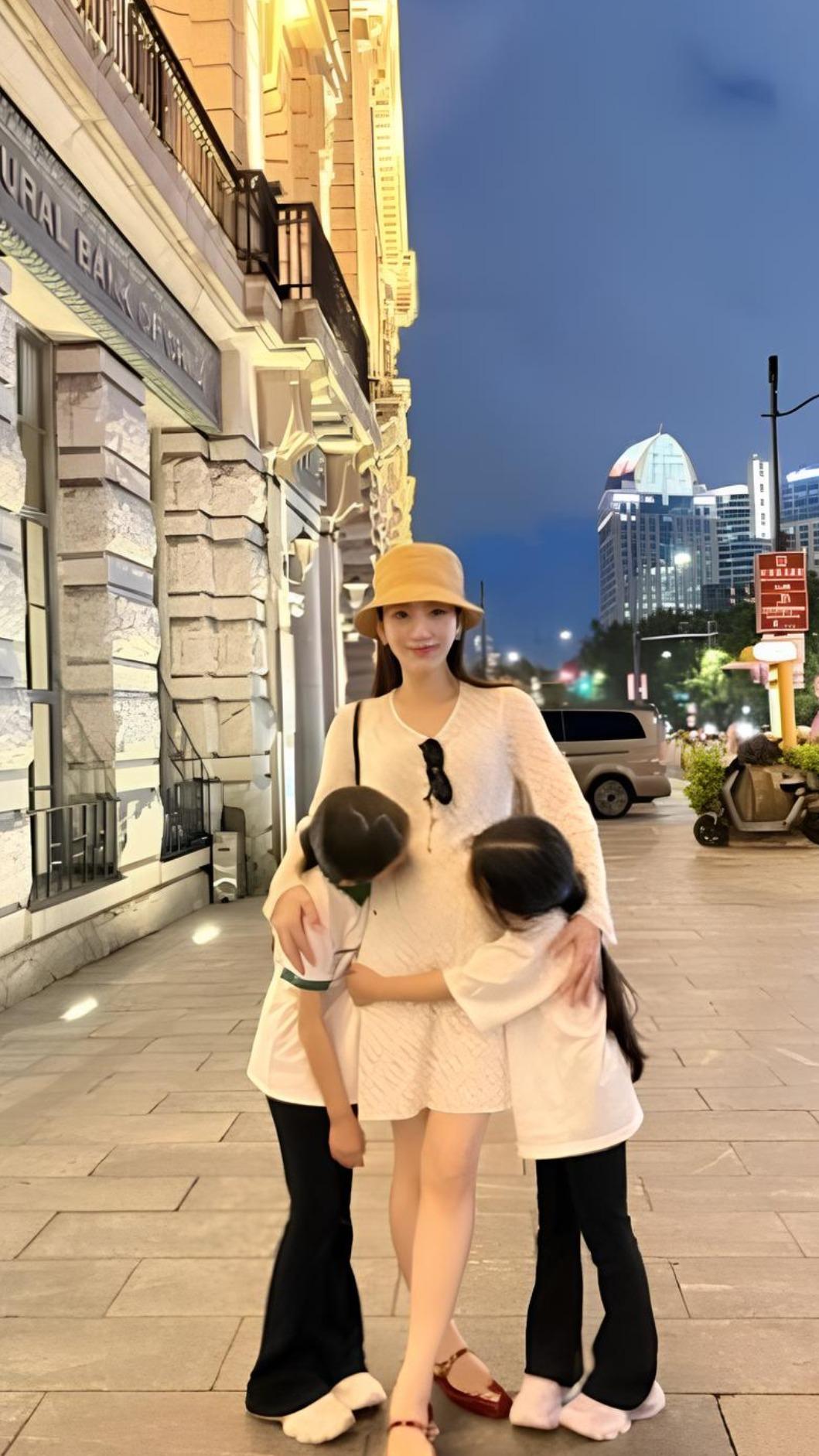 方媛挺著孕肚陪伴兩個女兒暢遊度假區,狀態依舊相當好。(圖/翻攝自方媛微博)