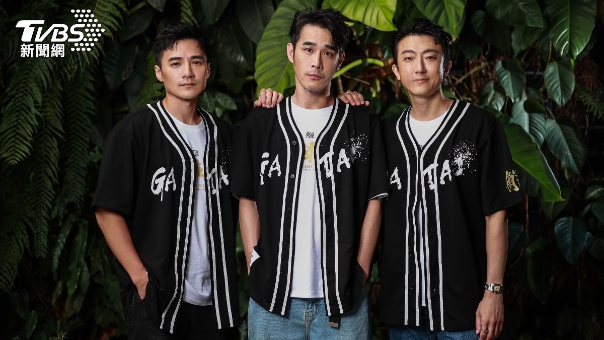 是元介(左起)、黃騰浩、懷秋為《角頭-鬥陣欸》宣傳。(圖/記者趙世平攝)
