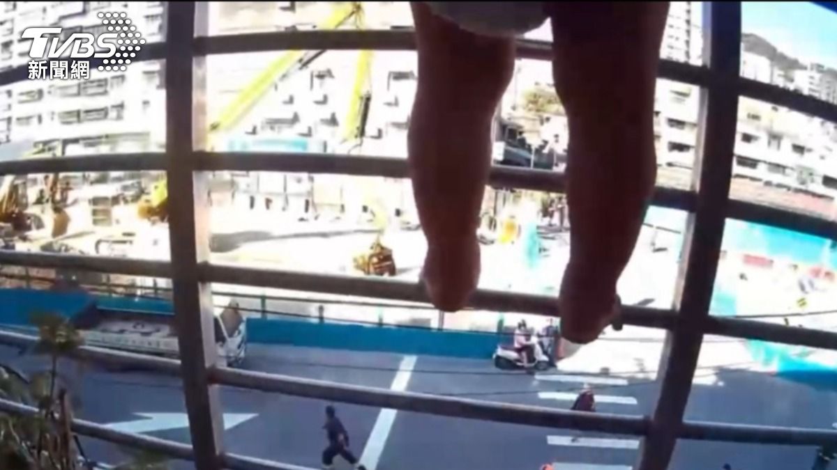 扯!新北幼兒攀爬陽台鐵窗超驚險 警消破門媽媽才發現