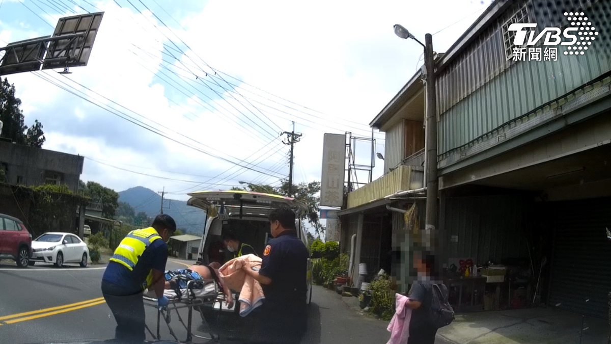 警消抵達時黃男已出現嚴重過敏反應。（圖／TVBS）
