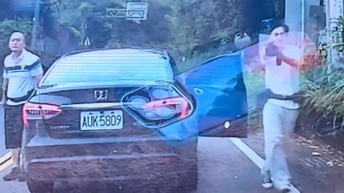 警誤認山老鼠，亮槍攔一家五口嚇壞小孩。（圖／翻攝桃園大小事）