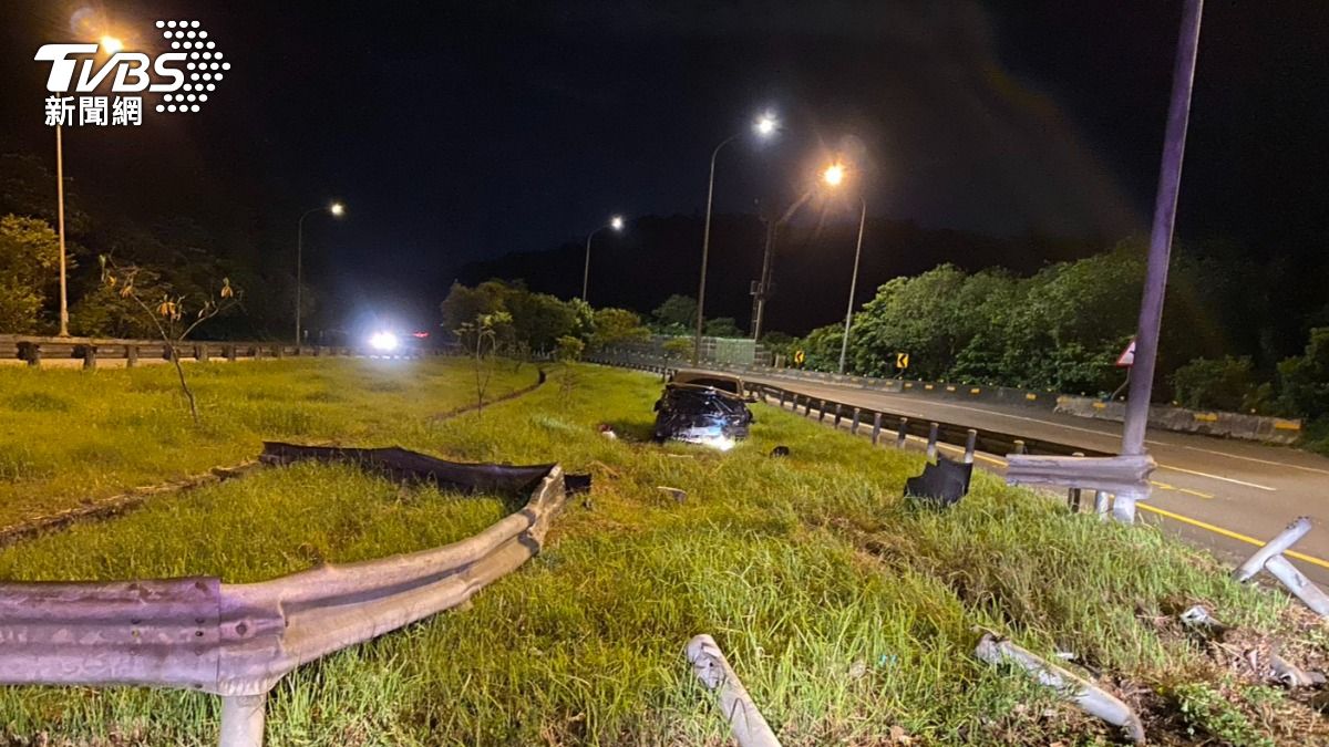瑞芳深夜車禍!撞護欄衝進分隔島綠地 車頭全毀保險桿噴飛