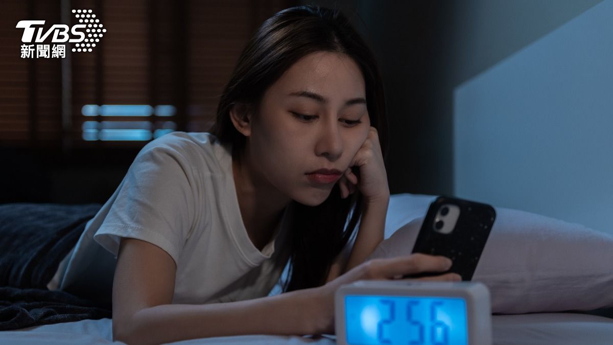 睡前滑手機也能好眠!眼科醫師親測「這招」 有助改善睡眠品質