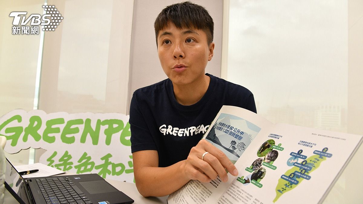綠色和平減塑專案主任張凱婷指著台灣地圖說,即使保育區人煙罕至,動物體內仍遭塑膠入侵。(圖/胡瑞麒攝)