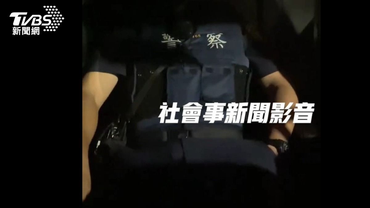 民眾直擊員警在警車內睡覺。（圖／畫面翻攝 社會事新聞影音）