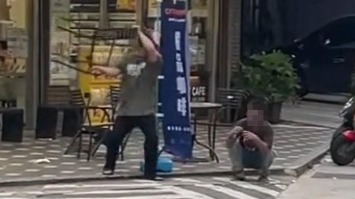 騎士持鐵椅攻擊路邊的男子。（圖／翻攝社會事新聞影音）