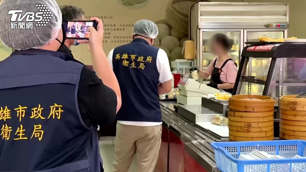 針對這兩起事件,高雄市衛生局已立即派員前往兩家店家進行稽查。(圖/TVBS)