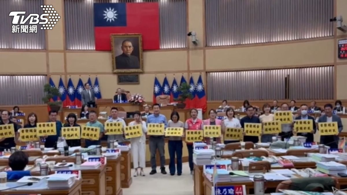 新北議會通過普發4.6萬？　綠喊話侯：正視民意。（圖／TVBS）