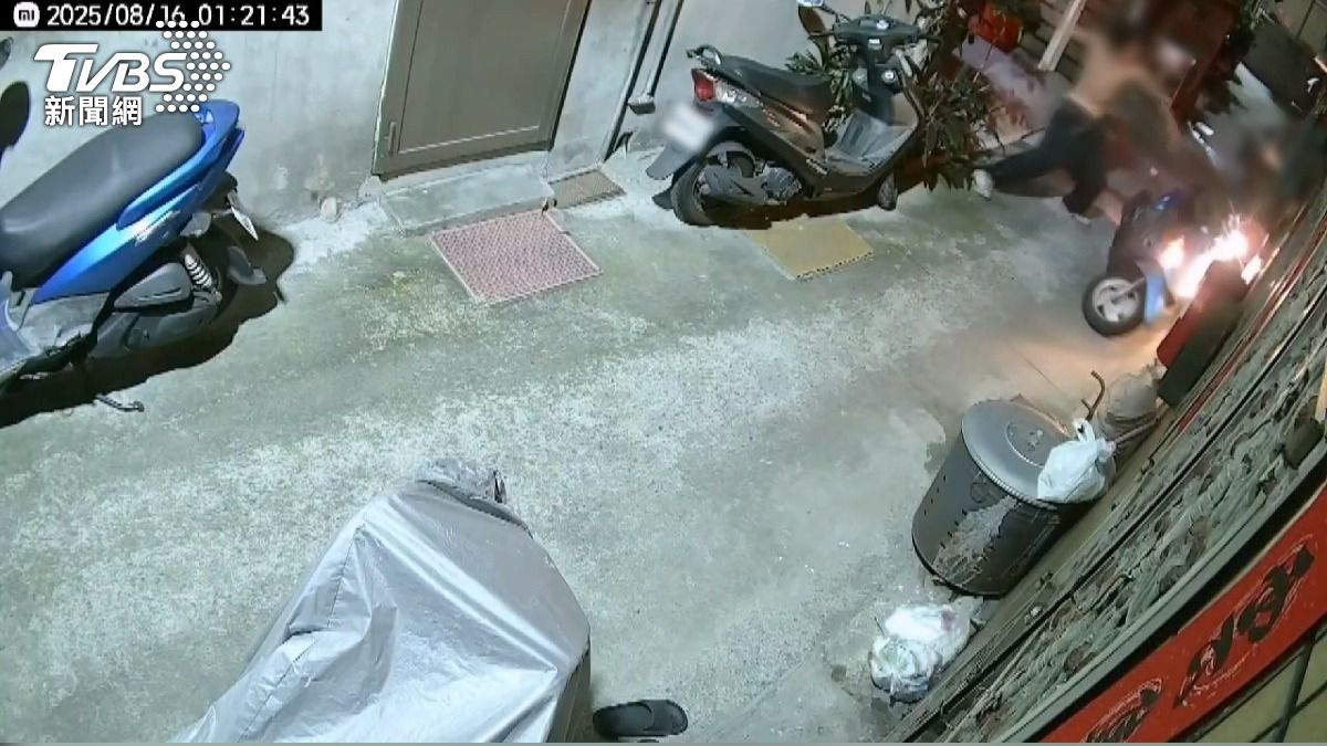 台中裸男無故砸婦 9處傷家屬怒警放人。(圖/TVBS)